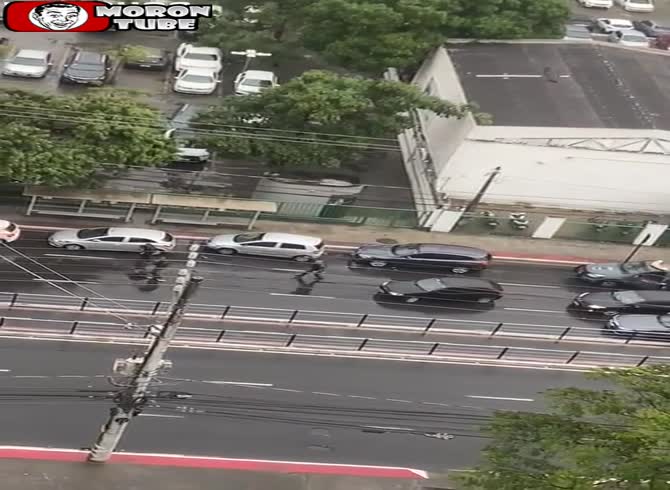 Video :A firefight breaks out between Brazilian police and citizens among traffic